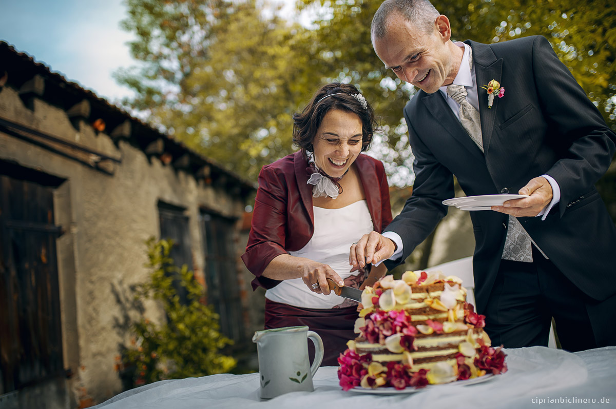 Das Brautpaar schneidet die Hochzeitstorte in Dresden bei Julius Kost