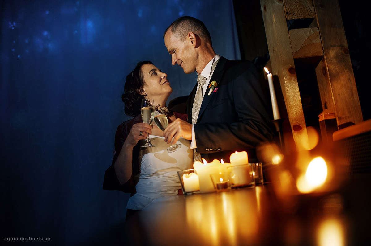 Erstaunliche Hochzeit neben Dresden mit Brautpaarshooting am Nacht mit Kerzen