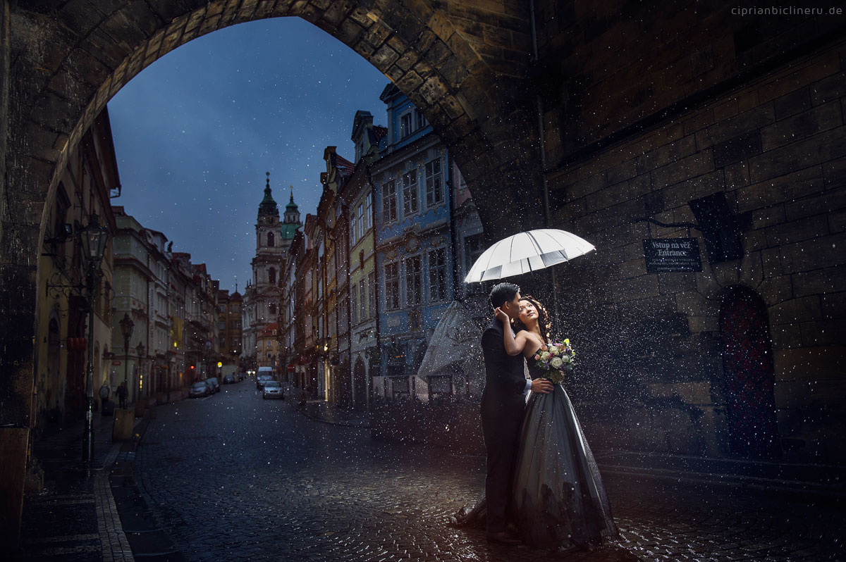 Pre wedding in Prague in a rainy November day