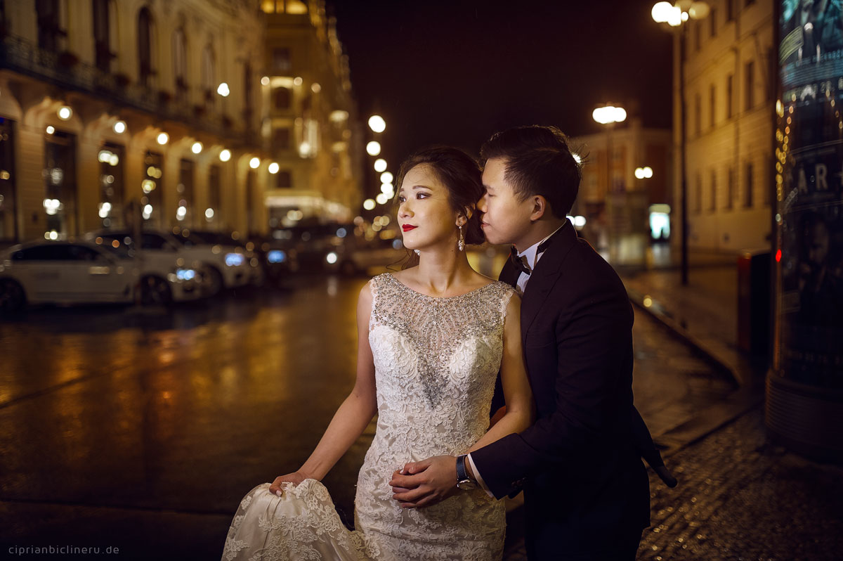 Pre wedding in Prague in a rainy November day 19