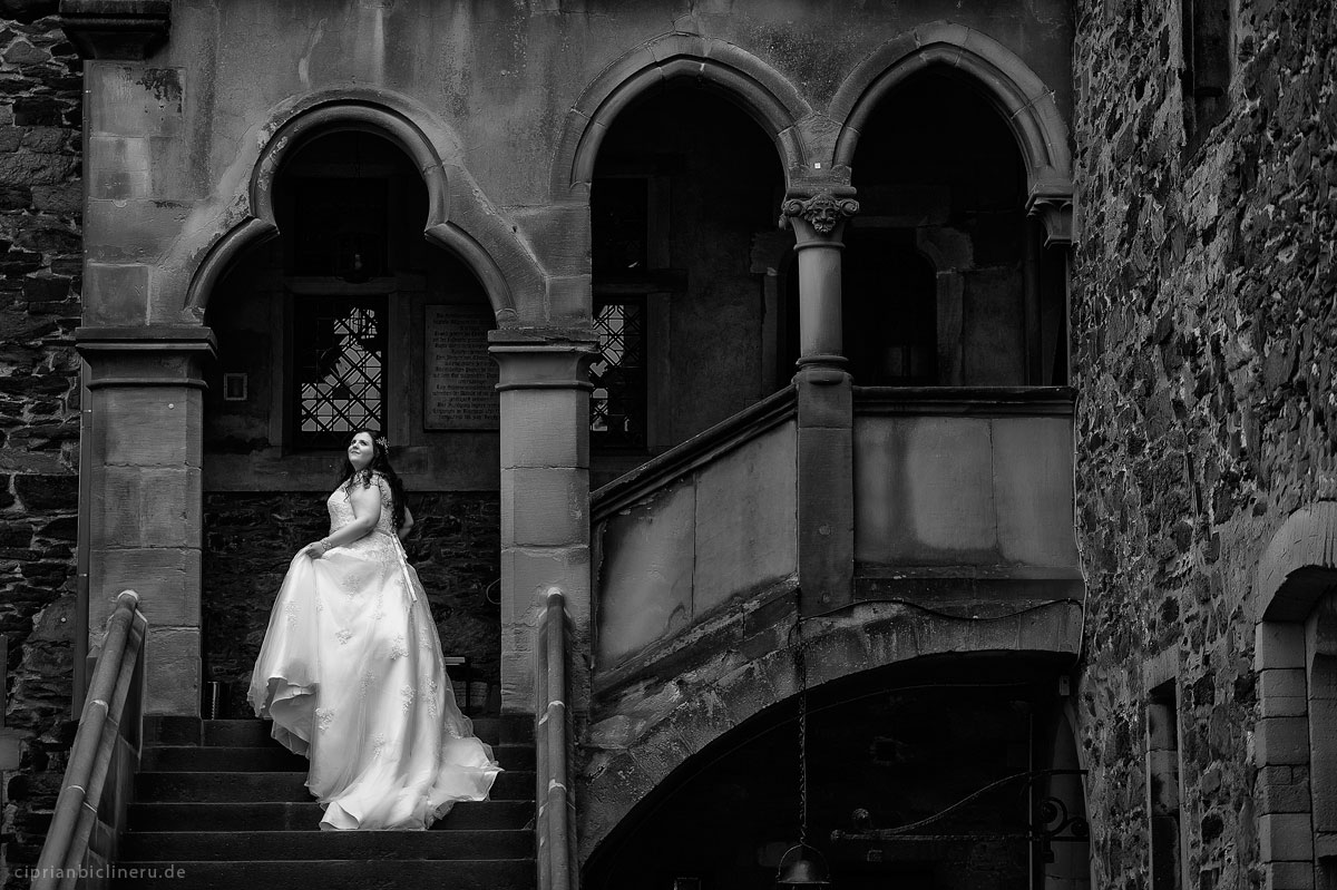 Wunderschöne Braut and der Schlosstreppen im Schloss Burg von Hochzeitsfotograf Frankfurt 