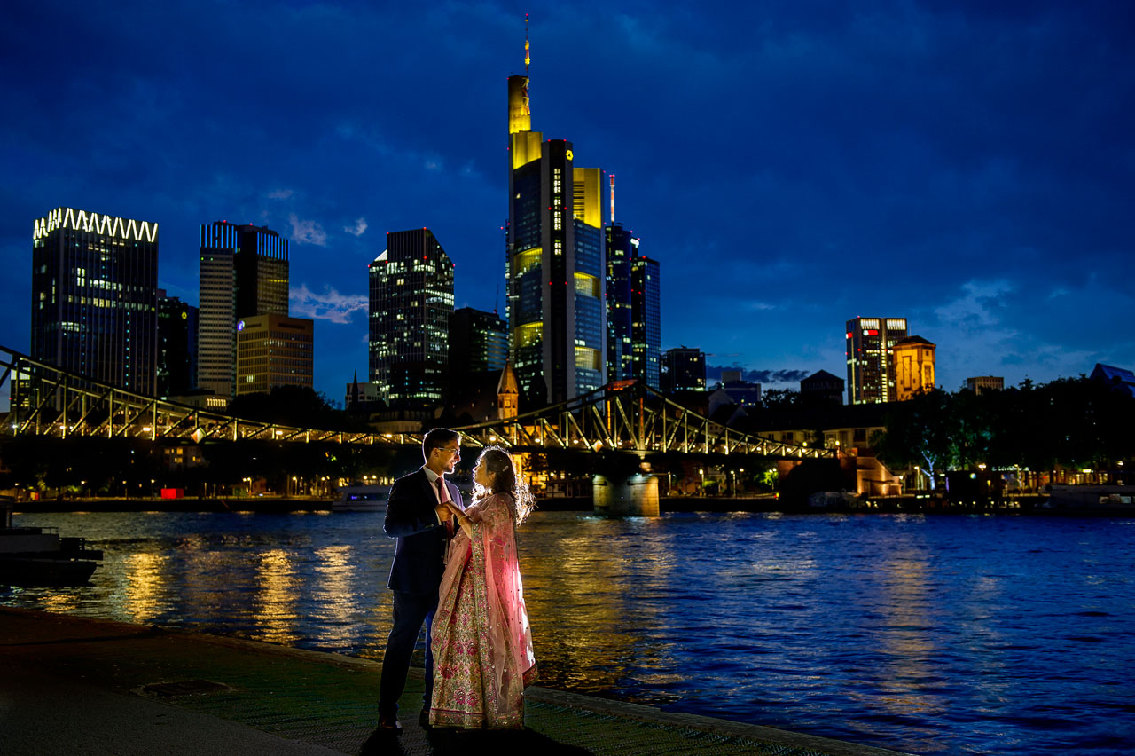 Pärchen Fotoshooting am Main Ufer